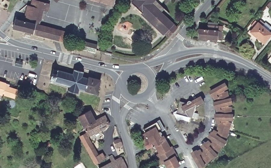 Vue aérienne du Rond-point anonyme n°32424378