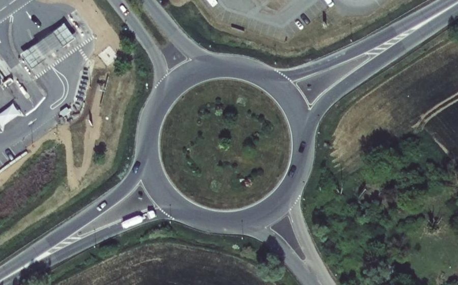 Vue aérienne du Rond-point anonyme n°32425862