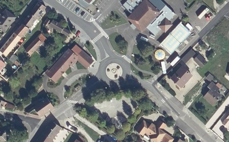 Vue aérienne du Rond-point anonyme n°324281650