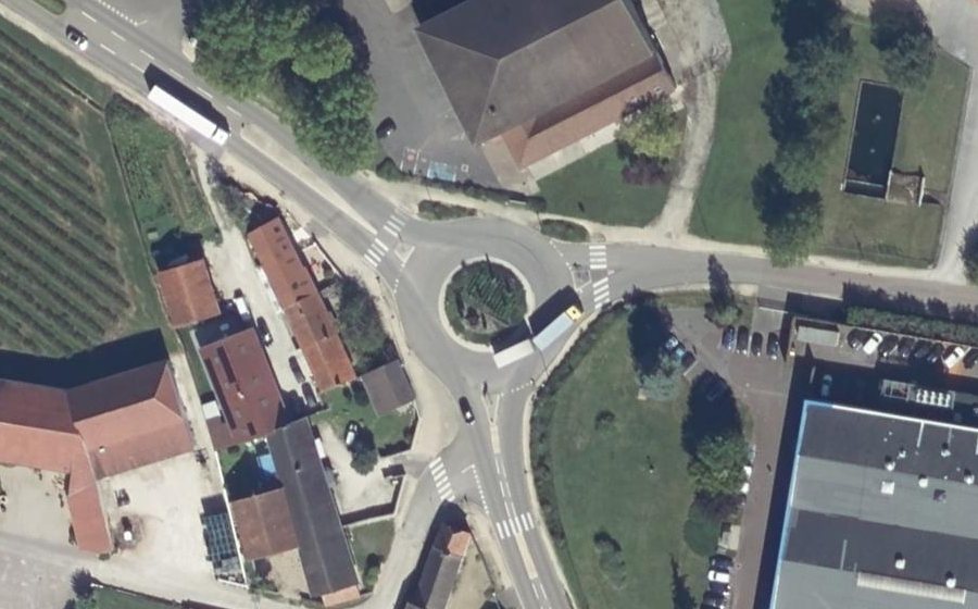 Vue aérienne du Rond-point anonyme n°324284648
