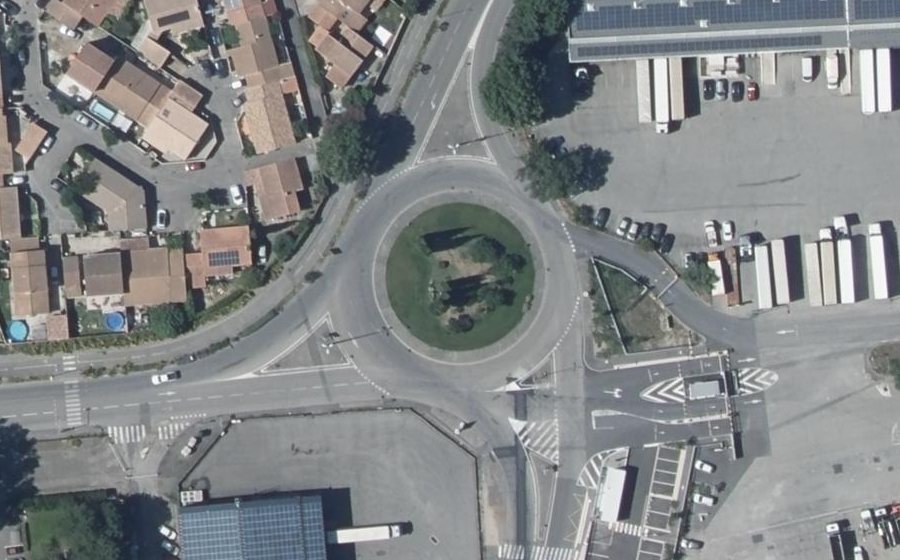 Vue aérienne du Rond-point anonyme n°32436996