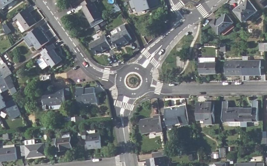 Vue aérienne du Rond-point anonyme n°32438776