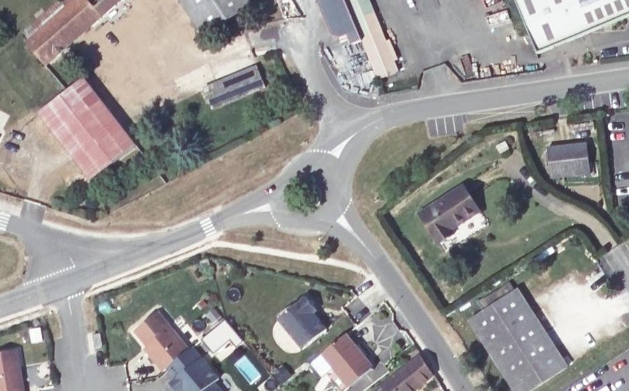 Vue aérienne du Rond-point anonyme n°324482475
