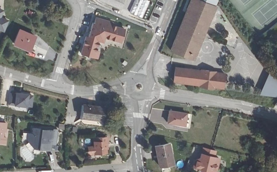 Vue aérienne du Rond-point anonyme n°32451813