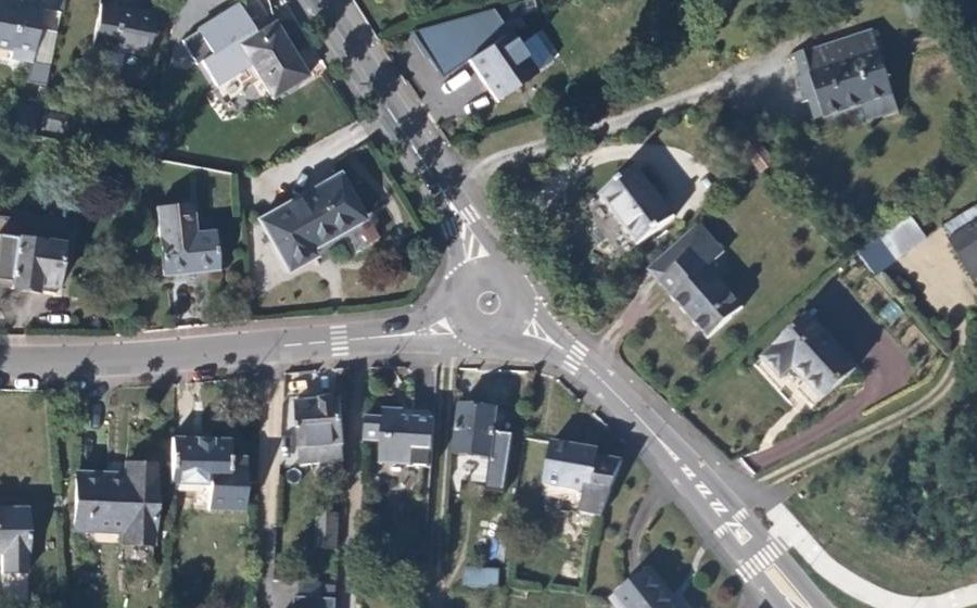 Vue aérienne du Rond-point anonyme n°32460171