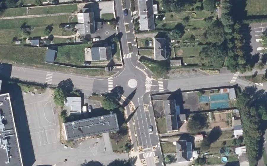 Vue aérienne du Rond-point anonyme n°32460263
