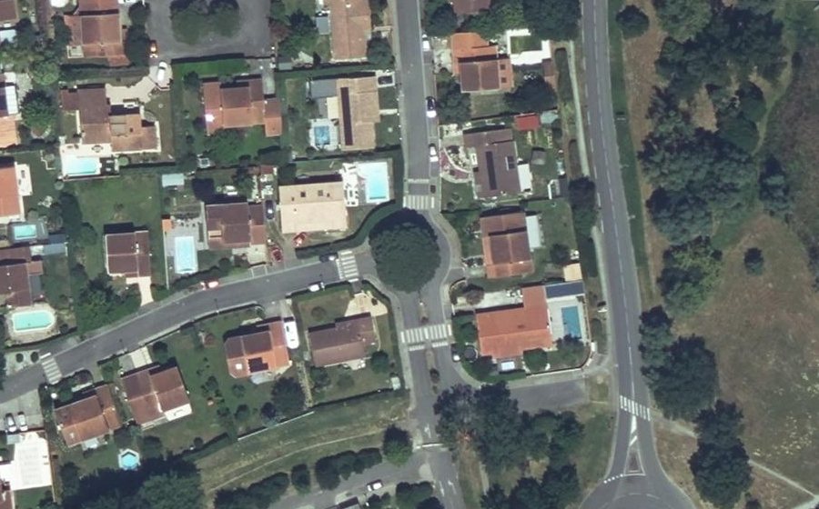 Vue aérienne du Rond-point anonyme n°32462093