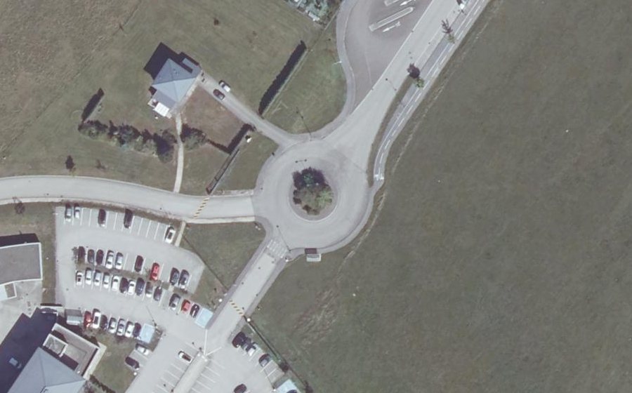 Vue aérienne du Rond-point anonyme n°32468678