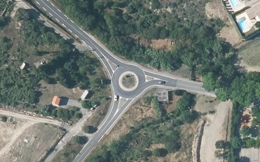 Vue aérienne du Rond-point anonyme n°32471822