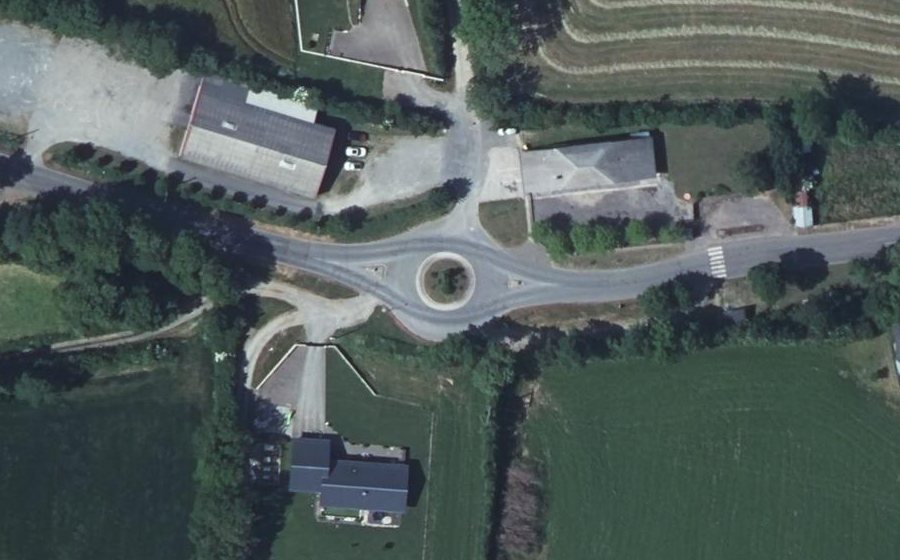 Vue aérienne du Rond-point anonyme n°32472097