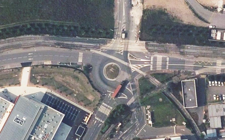 Vue aérienne du Rond-point anonyme n°324770808