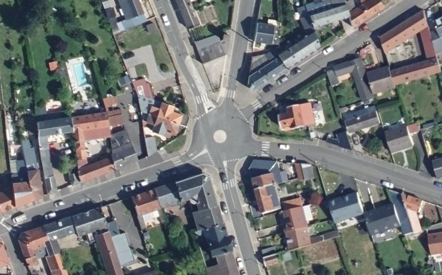 Vue aérienne du Rond-point anonyme n°324784715