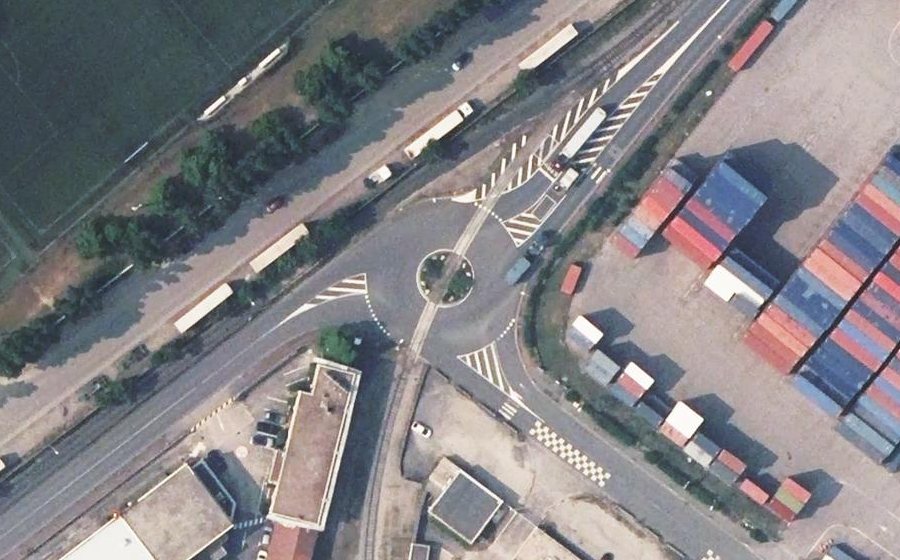 Vue aérienne du Rond-point anonyme n°324802115