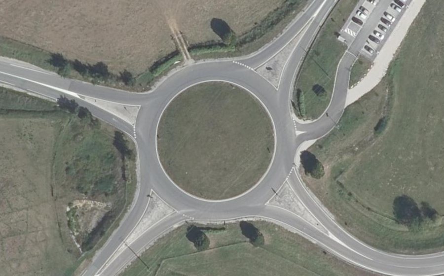 Vue aérienne du Rond-point anonyme n°32481164