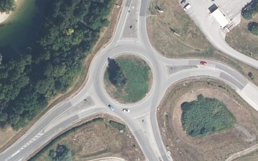 Vue aérienne du Rond-point anonyme n°32485920