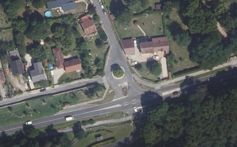 Vue aérienne du Rond-point anonyme n°324889327