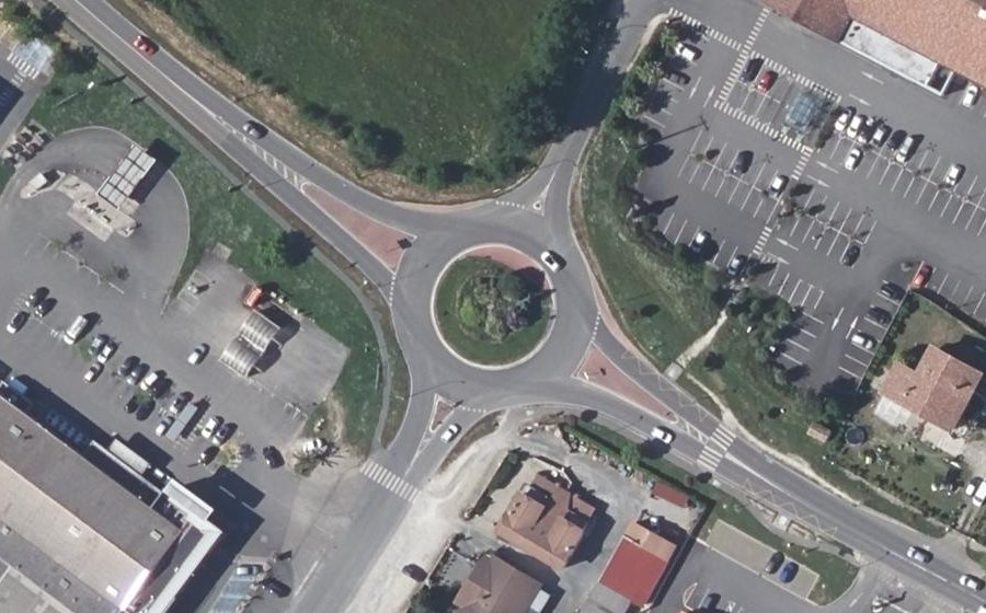 Vue aérienne du Rond-point anonyme n°32496056