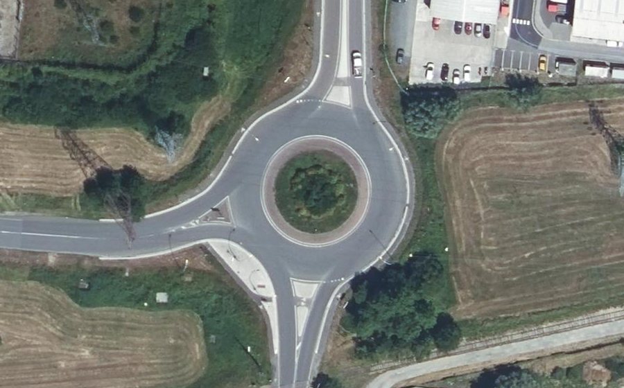 Vue aérienne du Rond-point anonyme n°32502908