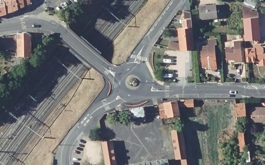 Vue aérienne du Rond-point anonyme n°32510586