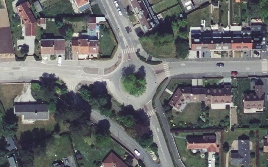 Vue aérienne du Rond-point anonyme n°32513064
