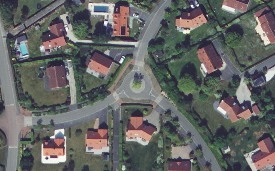 Vue aérienne du Rond-point anonyme n°32513526