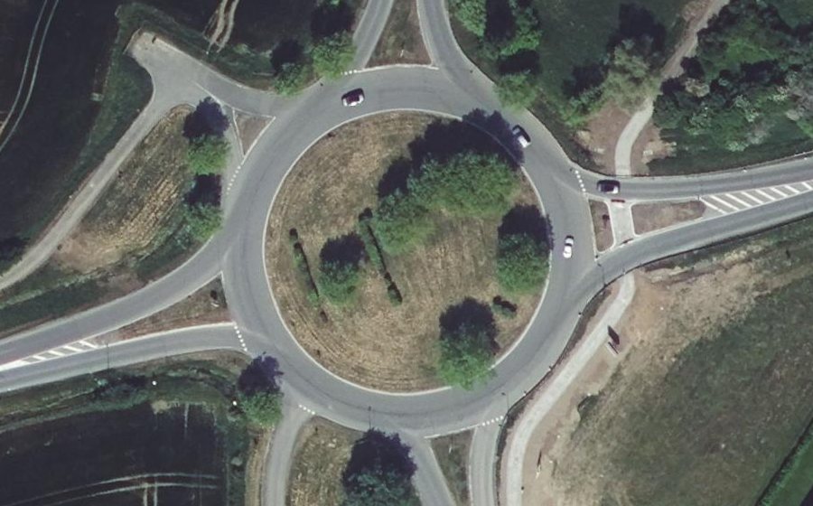 Vue aérienne du Rond-point anonyme n°32518730