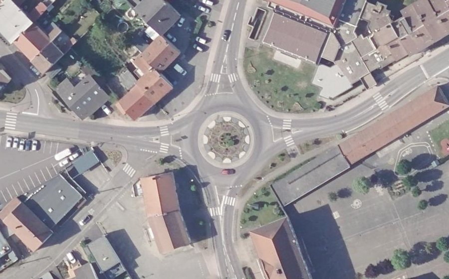 Vue aérienne du Rond-point anonyme n°32521671