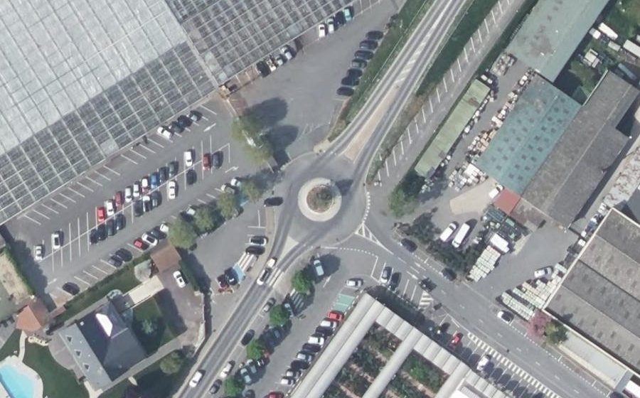Vue aérienne du Rond-point anonyme n°32526131