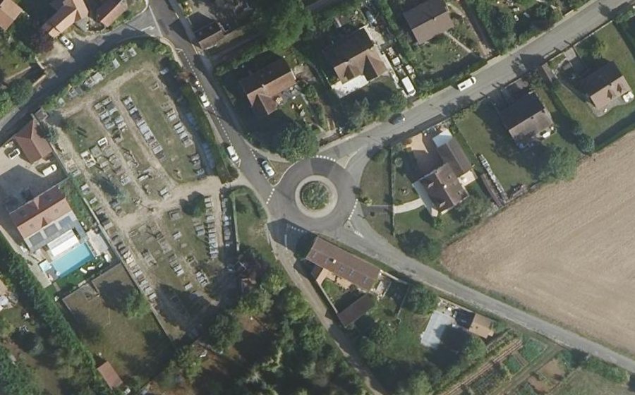 Vue aérienne du Rond-point anonyme n°325303966
