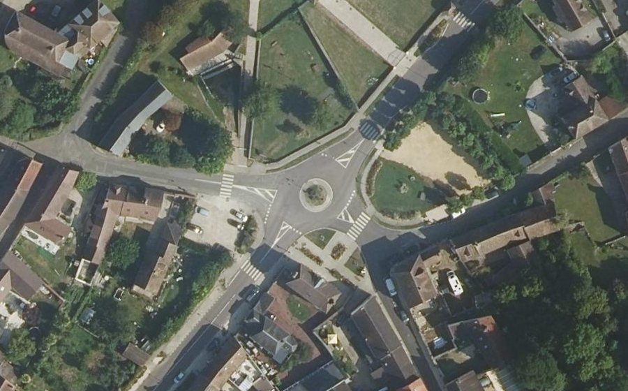 Vue aérienne du Rond-point anonyme n°325312022