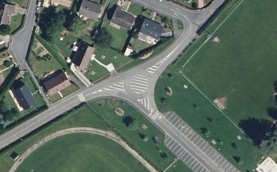 Vue aérienne du Rond-point anonyme n°325383075