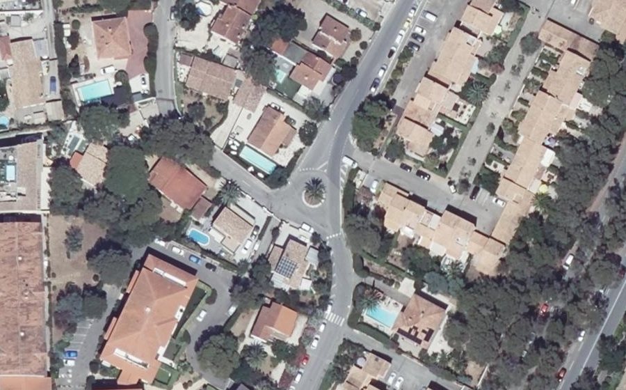 Vue aérienne du Rond-point anonyme n°32560416