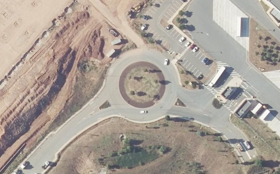 Vue aérienne du Rond-point anonyme n°325682464