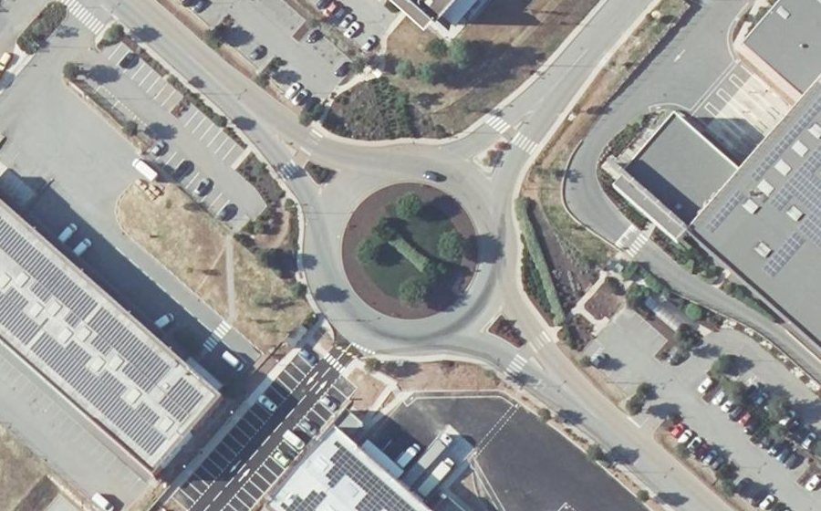 Vue aérienne du Rond-point anonyme n°325682465