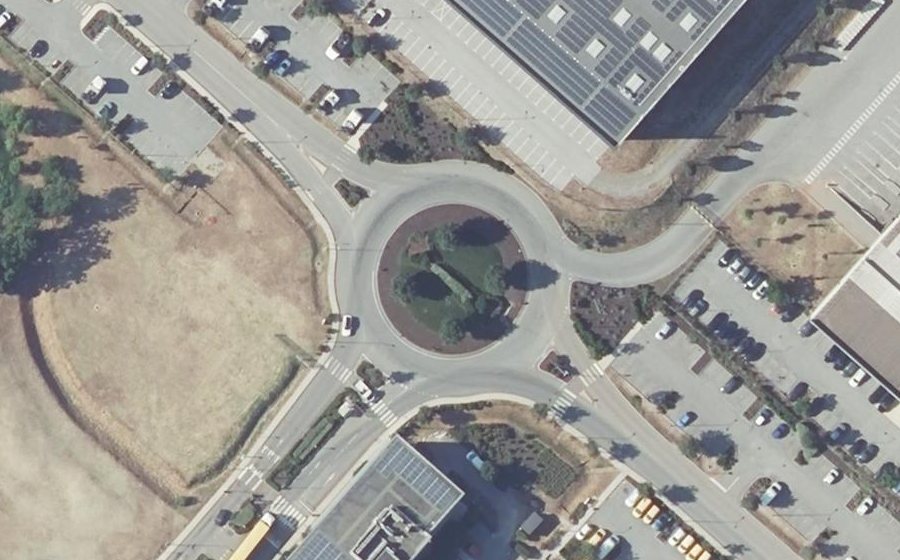 Vue aérienne du Rond-point anonyme n°325682467