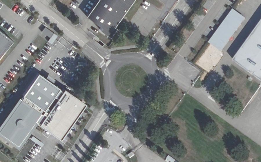 Vue aérienne du Rond-point anonyme n°32571526