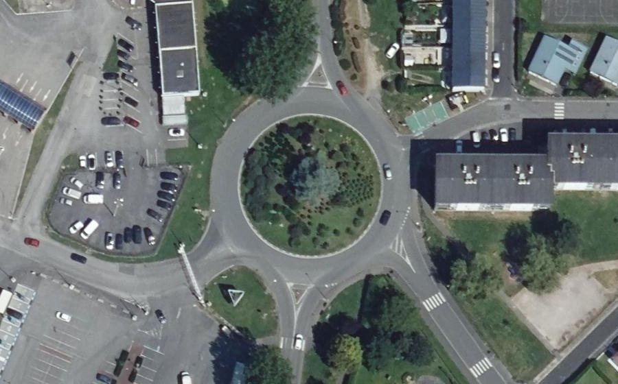 Vue aérienne du Rond-point anonyme n°325793506