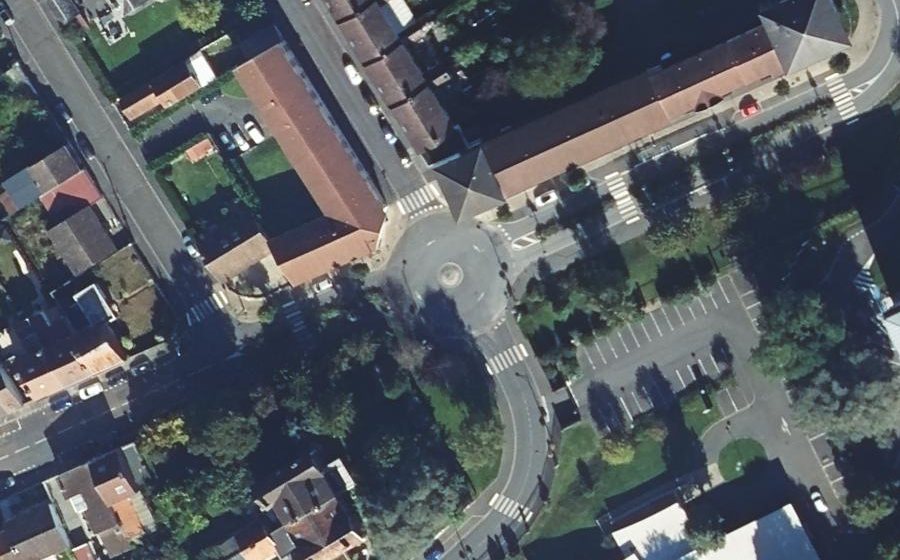 Vue aérienne du Rond-point anonyme n°325804090