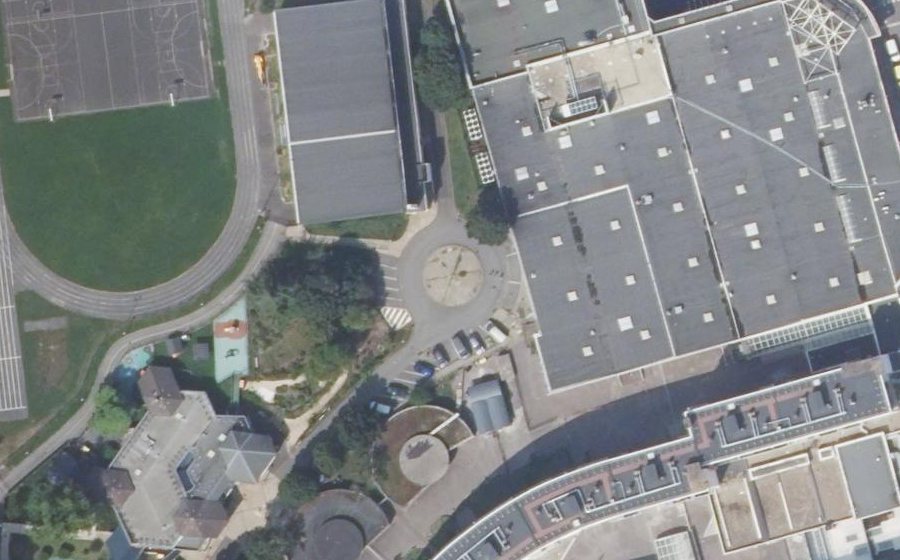 Vue aérienne du Rond-point anonyme n°325846894