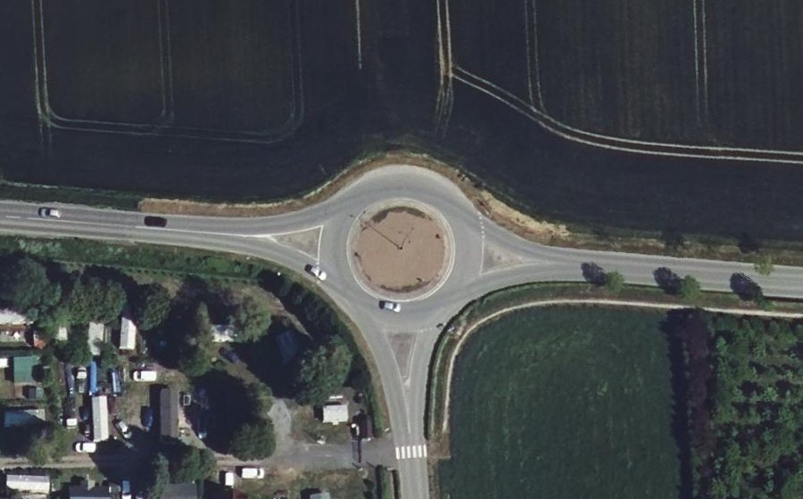 Vue aérienne du Rond-point anonyme n°325863152