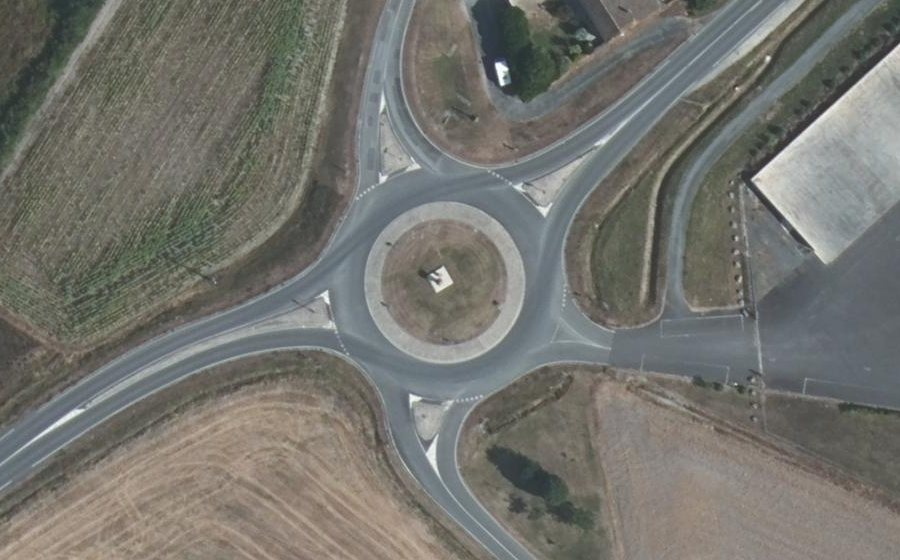 Vue aérienne du Rond-point anonyme n°325903562