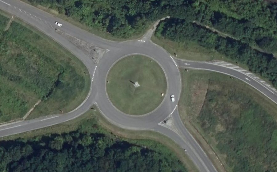 Vue aérienne du Rond-point anonyme n°32594854