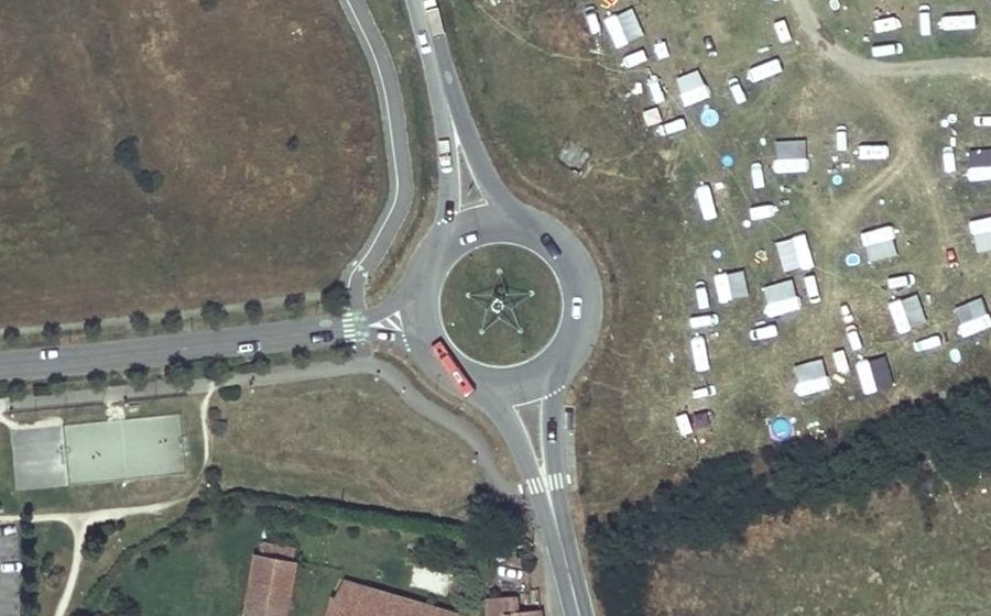 Vue aérienne du Rond-point anonyme n°32597393