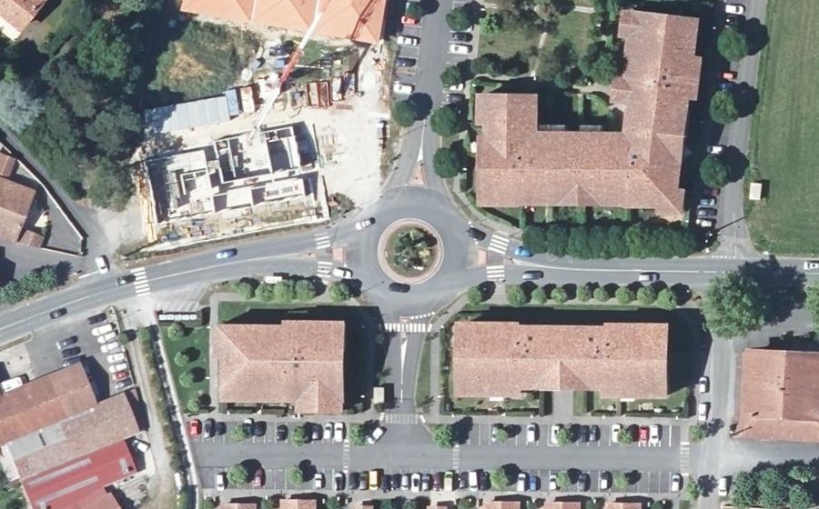 Vue aérienne du Rond-point anonyme n°325989024