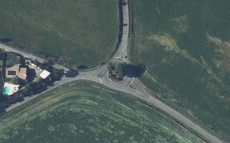 Vue aérienne du Rond-point anonyme n°32600595