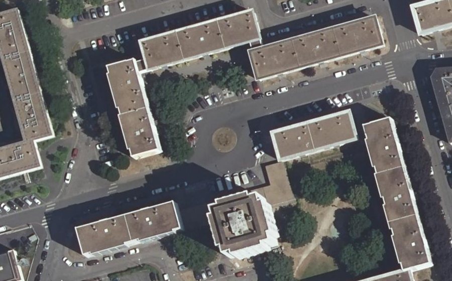 Vue aérienne du Rond-point anonyme n°32617720