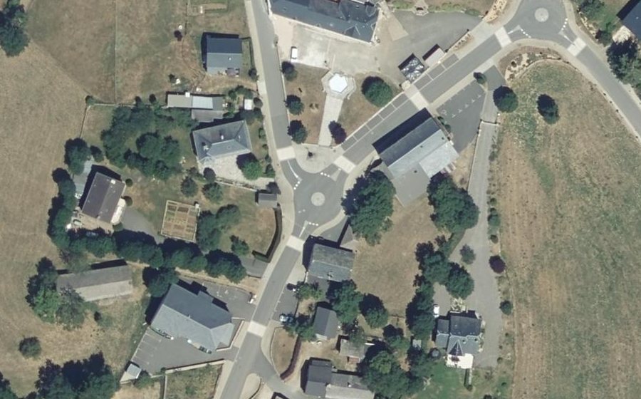 Vue aérienne du Rond-point anonyme n°326201363