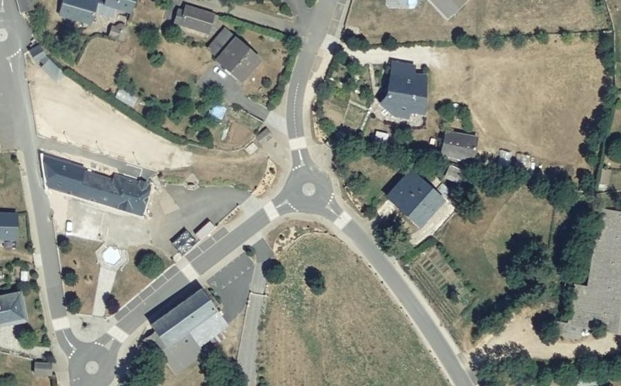 Vue aérienne du Rond-point anonyme n°326201370