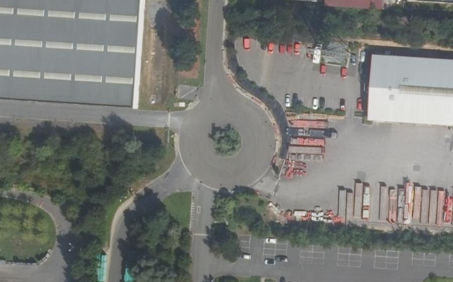 Vue aérienne du Rond-point anonyme n°326379926