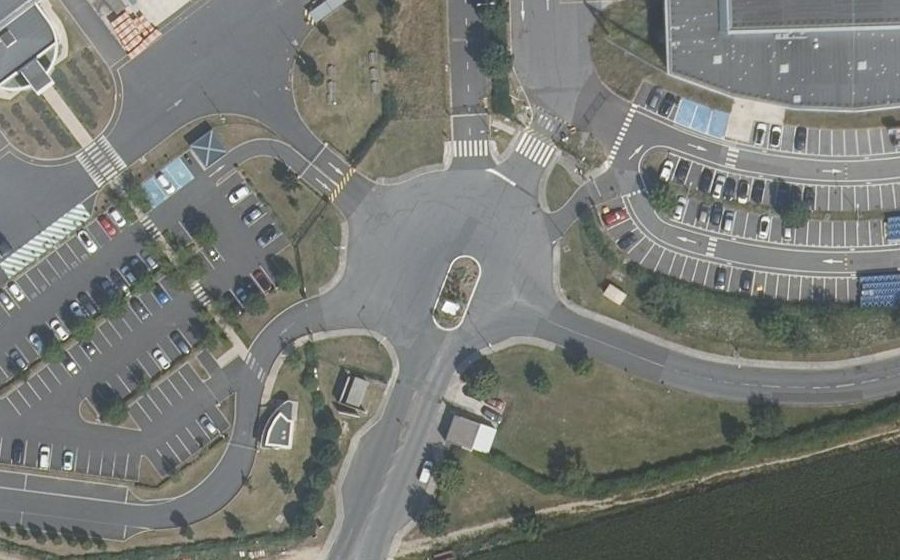 Vue aérienne du Rond-point anonyme n°326383982